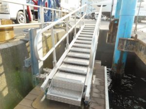 桟橋用タラップ