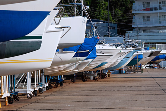 様々なボートが並ぶ保管設備