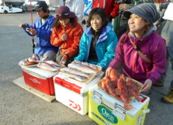 🎣みんなでワイワイ♪レンタルボートで釣り実習🐟