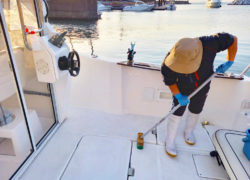 マリーナスタッフによるレンタルボートのお掃除風景♪